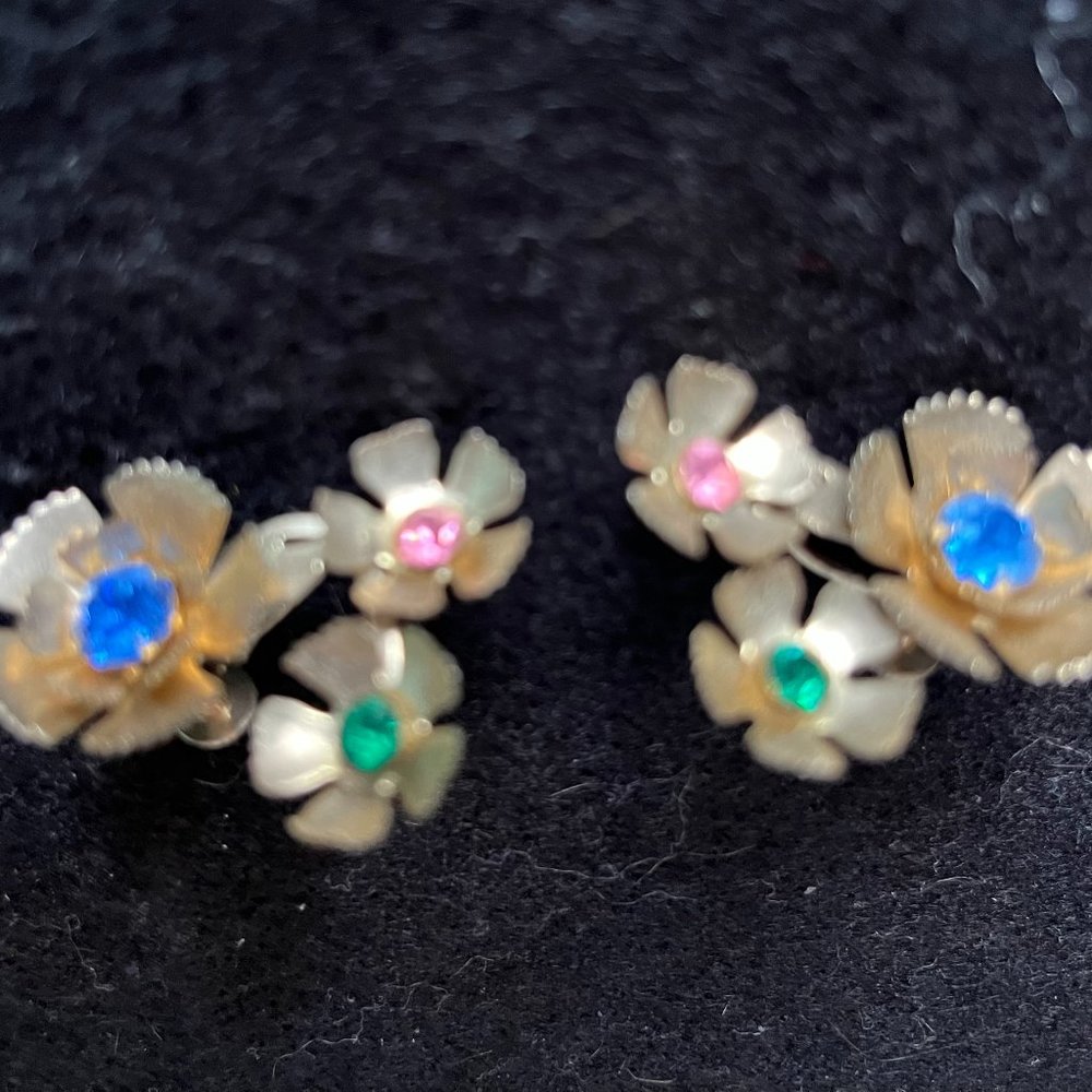 Vintage 1960’s Flowers w/ Multi-Colored Crystals Screw Back Earrings 1 ½” x ¾” - Picture 1 of 4